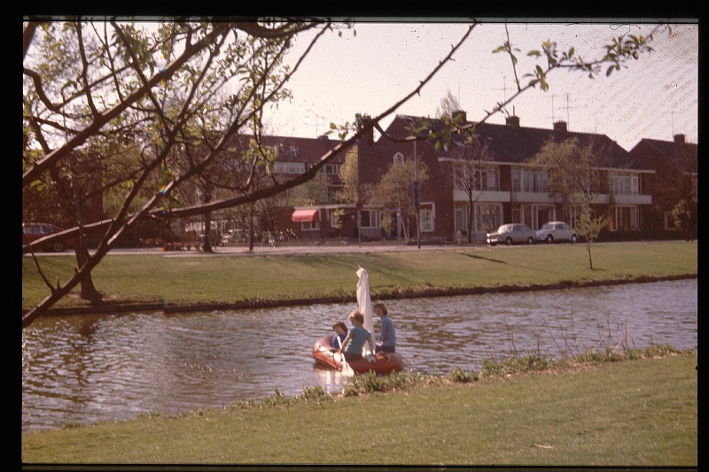 31.Delft jun 1976 Brigitte,Marion,Peter.JPG
